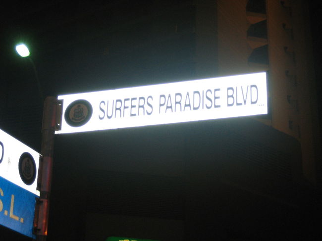 夜はサーファーズパラダイスの中心地まで<br />歩いて出かけることに。