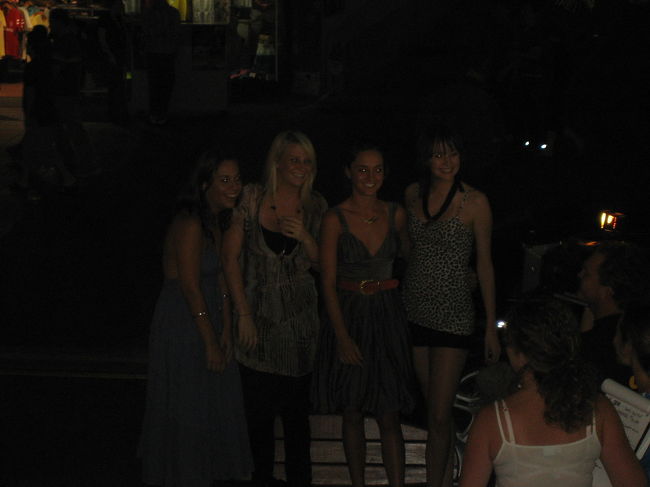 途中見かけた美女軍団<br />テレビカメラも出ていて何かの撮影中です。