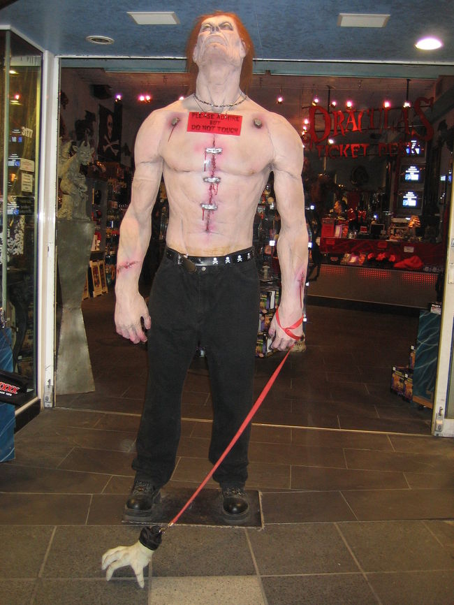 昼間ブロードビーチで見かけたドラキュラズの<br />マーチャンダイズショップがサーファーズにもあります。<br />