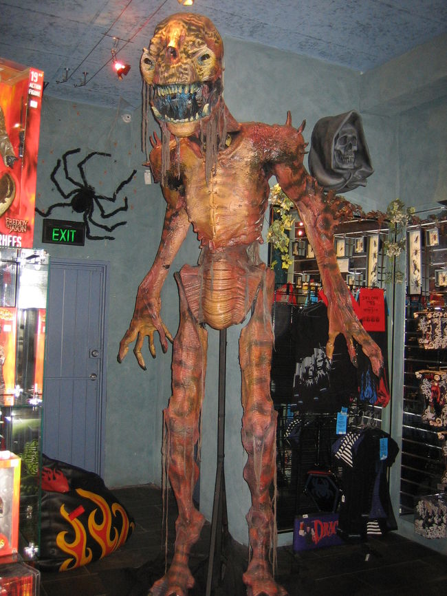 ドラキュラには全然関係ないものが多いですが<br />目を引くものが多かったです。<br />ドラキュラ店員さんもいい感じで<br />子供達と一緒に写真に納まってくれました。