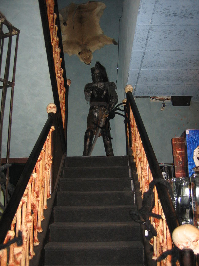 二回への階段。<br />立ち入り禁止で真っ暗でした。<br />フラッシュを焚いて写真撮って見ると...<br />奥にも色々とありそうです。<br />