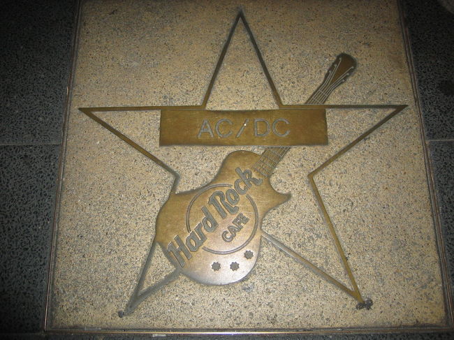 ハードロックカフェの前で<br />オーストラリアの英雄AC/DC<br /><br />『バック・イン・ブラック』は、マイケル・ジャクソンの『スリラー』に次いで世界で二番目に売れたアルバムです。<br />(実はこちらが先で後にスリラーに抜かれたのです）<br />ロックの真髄がここにはあります！