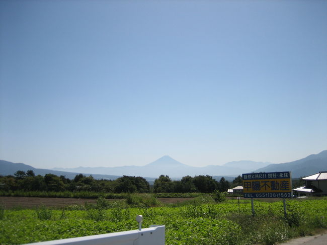 次は、八ヶ岳リゾートアウトレットへ向けてGO！<br /><br />富士見通りを走ります。<br />富士山発見！