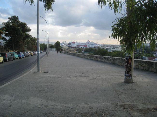 早朝、ホテルからイラクリオンのフェリー乗り場めざして坂を下ります。<br /><br />