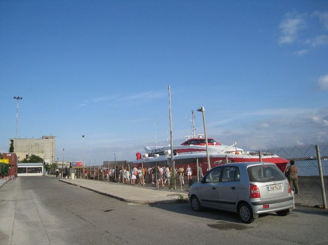 港には特に乗り場の案内もなく…<br /><br />ただただ、赤いVODAFONEの船を探して（笑）<br />歩くこと３０分あまり。<br /><br />見えてきました〜<br /><br />VODAFONE！！