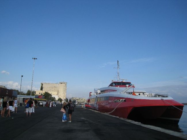 フェリーではなく高速艇になります。<br /><br />サントリーニまで二時間あまり。<br /><br />この船はミコノスなどいろいろな島も巡ります。