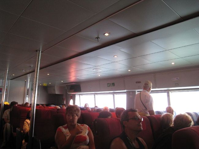 昨日、旅行会社でチケットを発券したせいでしょうか？？私と主人は遠く離れた別々の席に。<br /><br />お互い隣の席の人が一人だったら代わってもらおうとしばらく待っていると…。<br /><br />一組のカップルが不機嫌そうに私の席のあたりを見ています。<br /><br />チケットをみせてもらうと、なんとちょうど私たちの隣がそのカップルの座席でした！！<br /><br />ということで即交渉完了（笑）<br /><br />でもお互い同時に２枚購入したはずなのに何故別々の席なんせしょうね？？