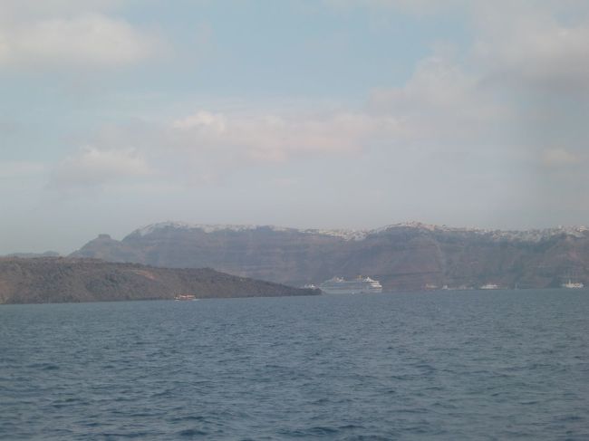 サントリーニ島が見えました〜。<br /><br />白い街はフィラでしょうか。<br /><br />確かに白い街並みが雪が積もっているように見えます☆