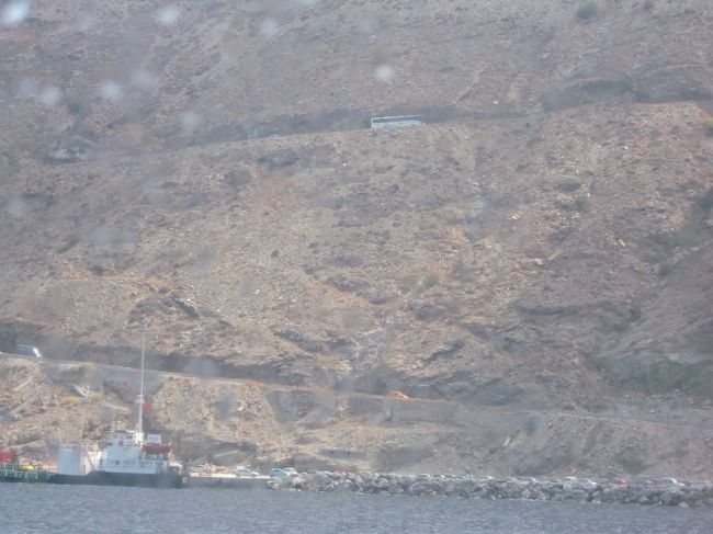 アフィ二オス港に間もなく到着です。<br /><br />３００ｍの断崖絶壁を車が登っていくのが<br />見えます。