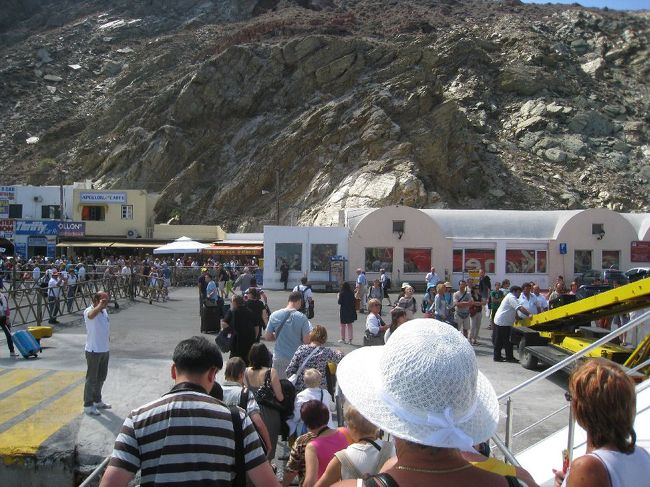サントリーニ島に到着しました〜☆<br /><br />ホテルのお迎え車。<br />ホテルの呼び込み。<br /><br />とにかくすごい人です。<br /><br />私たちは、とくにホテルに迎えを頼んでいないので、<br />路線バスを探します。