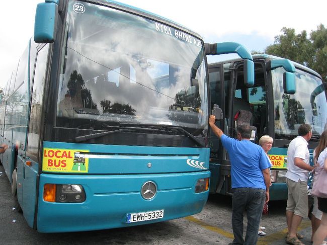 路線バス発見。<br /><br />日本のバスを想像していたら…<br />全くイメージとは違う観光バスのような路線バスが<br />待っていました〜。<br /><br />フィラまで２０分。２€です。