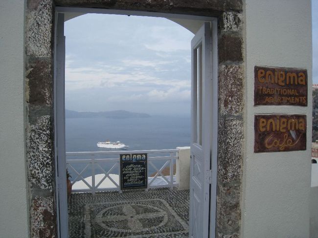 迷うことなくエニグマホテルに到着。<br /><br />ホテル入口からはエーゲ海＆客船が。<br /><br /><br />今日からの三日間が素敵な毎日に<br />なりそうです☆<br /><br /><br />------------------------------<br />3泊で585ユーロでした。<br />6/24にネットで予約できるサイトを探して、<br />PIXEL TOURS TRAVEL AGENCY<br />でとりました。<br /><br />他にも、もっと安い金額を出している<br />旅行会社もありましたが、<br />満室だと返事がありました。<br />--------------------------------------<br /><br />enigma apartment &amp; suites<br />http://www.enigmahotel.com/<br />http://www.enigmasantorini.com/