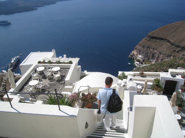 チェックインを済ませ、ベルボーイが急な階段を降りながら客室に案内してくれます。<br /><br />持っているのは私のリュック（笑）<br /><br /><br /><br />私たち…そうなんです。リュックのみの手荷物だけで<br />旅行に来たのです〜。<br /><br />Receptionでもスーツケースは？<br />と聞かれリュックのみですと答えたら<br />「ブラボーー」と笑いながら驚かれてしまいました。