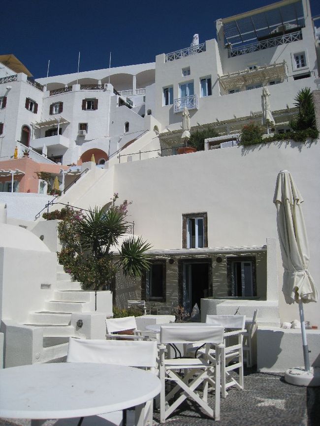 ガーデンテラスから見たホテル。<br /><br />ジャグジーのついているお部屋もありました〜。<br /><br />