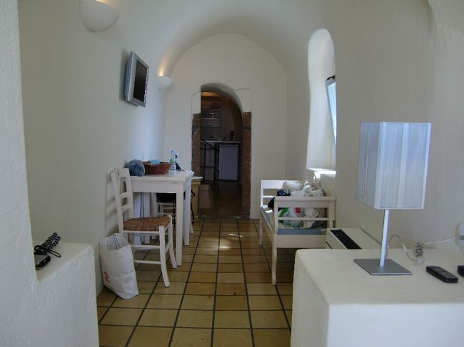 私たちのホテルもケーブハウスになっています。<br /><br />長細〜い、うなぎの寝床のようなお部屋。<br /><br />まさに洞窟部屋（笑）