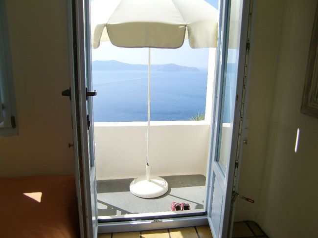 部屋探検も終わり、パラソルを開いて一枚パチリ☆