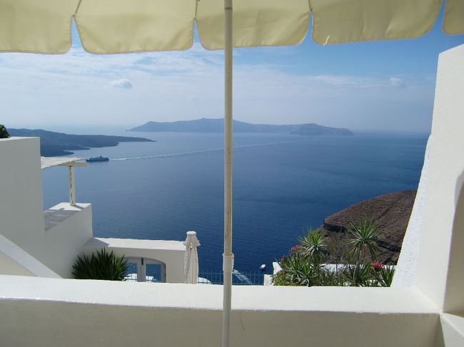 ズーム〜。<br /><br />綺麗なエーゲ海が一望できます。<br /><br />正面にティラシア島、左端には明日ボルケーノツアーで行くネオ・カメニが。