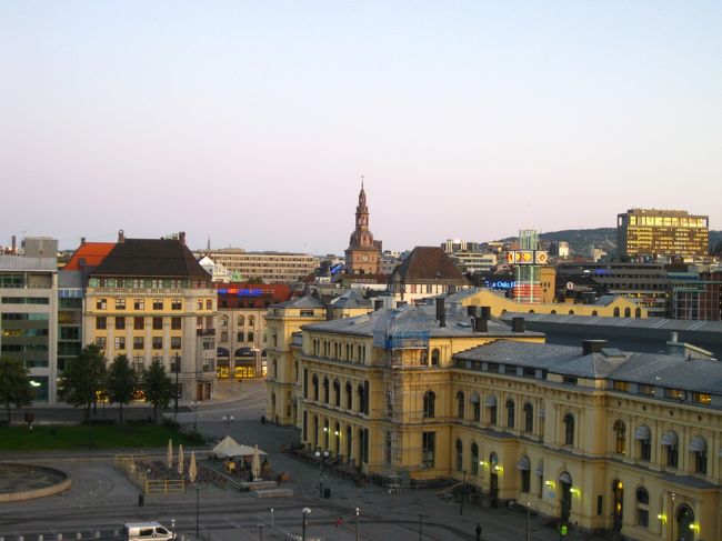 ホテルの部屋から見た、オスロ中央駅と大聖堂