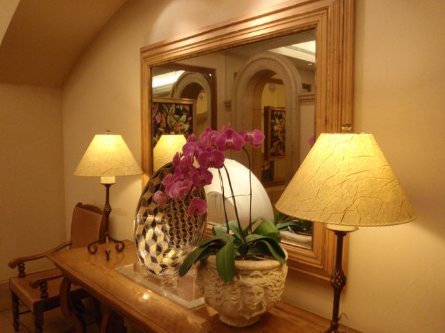 次はホテル内を散歩♪<br /><br /><br />エレベータホールのさりげない棚にもこだわりが◎