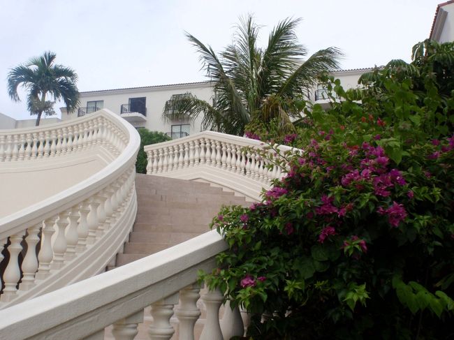 プールサイドからロビー階のテラスへ続く階段