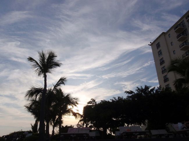 ホテルのプールでしばしのんびりしていると、<br />すっかり日没の時間に。