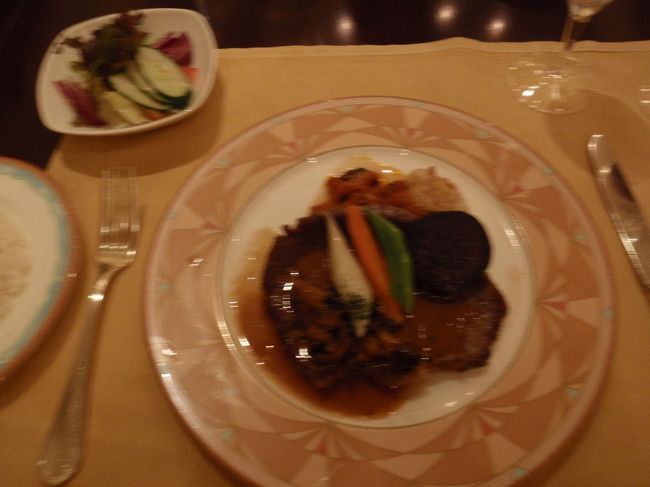 夕食付のプランなので、夕食はブラッスリー｢ベルデマール｣でコース料理をいただきました。<br /><br />前菜盛り合わせ、季節野菜のクリームスープ、バジリコと完熟トマトのパスタ、オーストラリア産リブステーキ、ライス、ライス、サラダ、デザート、コーヒー<br /><br />のフルコースが出てきました。<br />写真ピンボケでごめんなさい。<br />