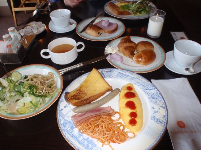 ４日目<br /><br /><br />朝食はブラッスリー｢ベルデマール｣で卵料理を中心とした洋食ビュッフェをいただきました。<br /><br />フレンチトーストとチーズ(またはアーサ)オムレツ、とろとろオムライスは目の前で調理してくれます。パンの種類も豊富でおいしかったー♪