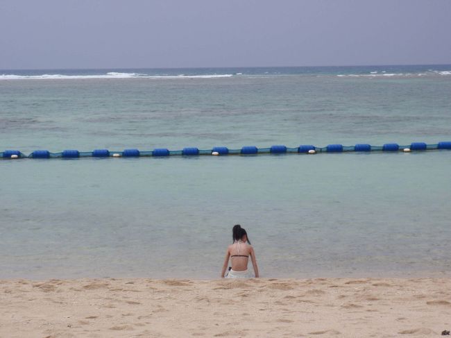 チェックアウト後、荷物をフロントに預けてホテル目の前のニライビーチでのんびりしました。<br /><br /><br />ちょうど干潮時だったので、ブイのあるところまでいっても水深はひざ下までしかありません･･･