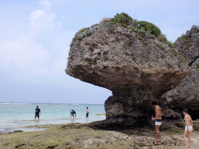 岩場に行ってみると･･･<br /><br /><br />カニやら魚やらがいっぱいいました。<br />近くのお兄さんが岩の間になにやら大きな生き物を発見したそうで、必死で捕獲を試みていましたが、出てきたのはトランプのカードでした･･･<br />