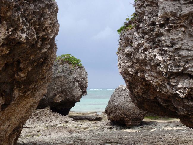 波で浸食された岩場