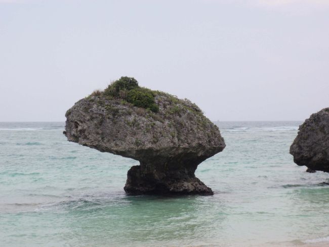 満潮時はこの岩も陸の孤島になります。<br /><br /><br />リゾートはこれでおしまい。<br />海の家の無料シャワー付更衣室で着替えて、アリビラを後にします。<br />