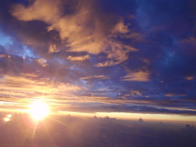 那覇18:15→ANA436→神戸20:10<br /><br /><br />飛行機が上昇する際、いくつもの雲の層を抜けていく度に見える夕日がいちいちきれいでした。