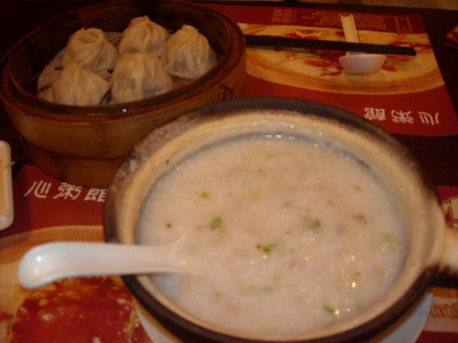 この日の夕食は、パンダホテルの下にあるショッピングモールにあるお粥屋さん。<br />味はそこそこ。
