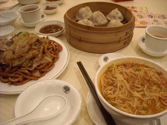 夕方、香港に戻って、レストランにて。<br />翌朝、帰国です。<br />本当に弾丸だったけど満喫できちゃいました。<br />でもやっぱり、、今度はゆっくり見たい。。