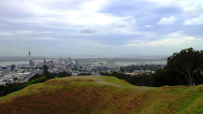 オークランドの小高い山“マウントイーデン”からオークランド市街を臨む