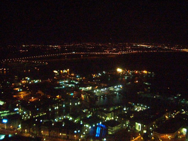 オークランド市内のスカイタワー（３２８ｍ）からオークランド市内の夜景を見る