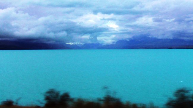 水の色は何色と言ってよいのかわからない（乳白緑色?）