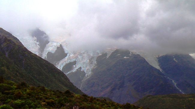マウントクックは残念ながら雲がかかって見えない