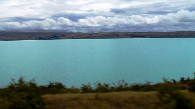 氷河が溶けるとこういう色になるのか