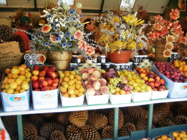 途中のお店には沢山の果物、綺麗な花を売っていた