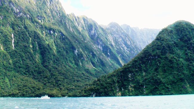 両側から急峻な絶壁が迫っている