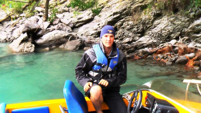 その川をジェットボートで川下りを体験