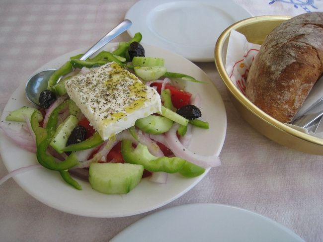 アテネの空港で食べたグリークサラダがいまいちだったので、再度挑戦。<br /><br />少しパサパサするフェダチーズにオリーブオイルをたっぷりかけたら美味しかったです〜(#^.^#)