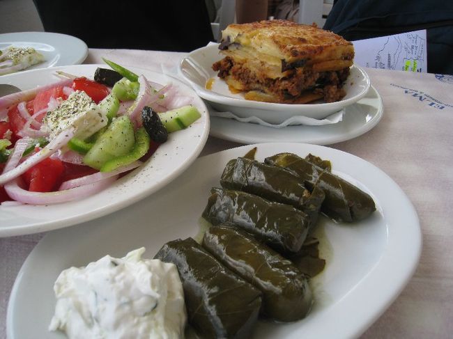 手前はドルマダキアという挽き肉や魚が入った混ぜご飯をブドウの葉でくるんだもの。<br />これは…はっきり言って全く私たちの口には合いませんでした((+_+))<br /><br />が、頑張って完食。<br /><br />奥は、ムサカという挽き肉とジャガイモ・ナスの重ね焼き。<br />これは日本人の口によく合います。