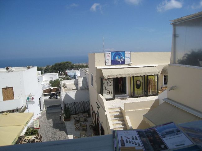 お昼もとっくにすぎお腹がすいたので<br />ホテルの人から薦めていただいた近くのタベルナへ。<br /><br />お店のテラスからは部屋とは反対方向の<br />エーゲ海が見えます。<br /><br />改めてサントリーニ島が横幅があまりない島だということがわかりました〜。