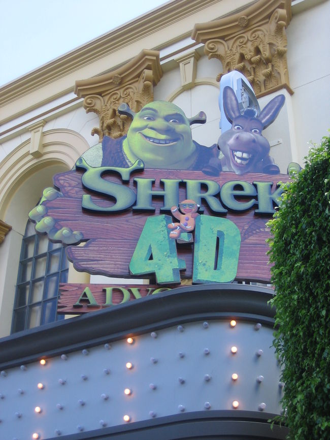 お目当てのシュレック4Dアドベンチャーへ。<br />今は、USJでも体験できますね。<br /><br />これは本当に面白い！<br />さすが3Dの上を行く4Dですね！
