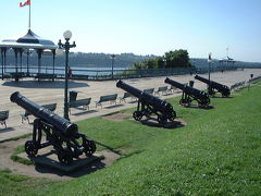 セントローレンス川の対岸に向けられた大砲の数々には歴史を感じます。