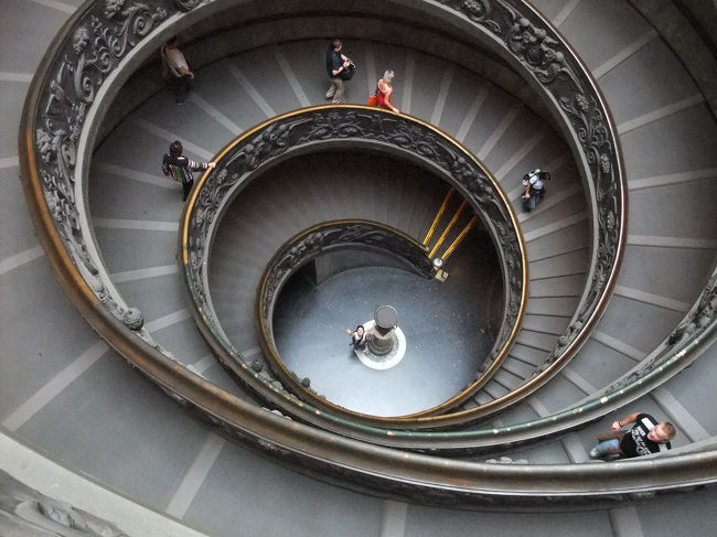 到着日の翌日は予定通りヴァチカン美術館見学しました。事前に予約していきましたので、ながーーい行列を横目にすいすい入館できて嬉しい！<br /><br />もちろん、荷物が来ていないので服は昨日のままです、ええ。夏でしたけど。<br /><br />＃螺旋階段、美しいです。<br /><br />＋info＋<br />ちなみに入場の長い列は、朝8:30のことです。おそらく、9:00の開館を待っていたからだったようで、お昼近くに外にでたときは全く列はなかったです。念のため。