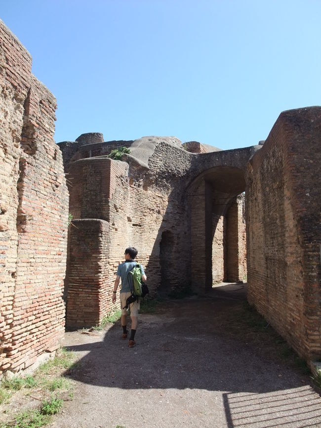 ローマ近郊のオスティア・アンティーカってご存知ですか？テヴェレ川が氾濫して古代ローマの町が丸ごと砂の中に埋もれてしまったために、意外と保存状態がよいって言う、遺跡です。<br />これはもう朽ちもの好きの血が騒ぎまくりました。<br />古代ローマ人がここを歩いて、こんな風に生活して、建物はこんな風になっていていたんだろうなぁあああ<br />ぎゃーーーー<br /><br />ちなみに「遺跡散歩」っていう谷山浩子の歌があるのですが、あれを急に思い出したのに全然歌詞も節も思い出せないまま、「遺跡散歩」してきました。<br /><br />＋info＋<br />"ローマパス"で電車も入場料もタダになりました♪使えるぞ、ローマパス。(3日間有効で、23ユーロ)