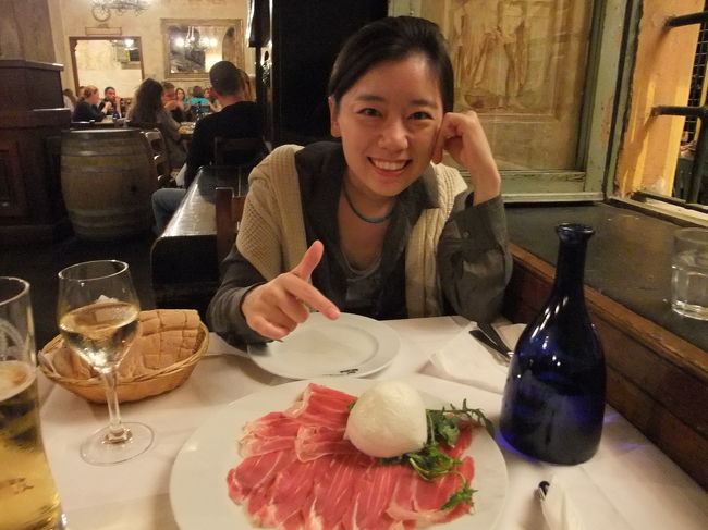 エノテカで生ハムを食しました。うまいーーー<br />エノテカ最高です！<br /><br />＋info＋<br />イタリアのレストランでは、ワインの値段がほぼボトルのみ(それでも12ユーロとか安いんですけど♪)。たくさん飲めない向きにはつらいところですが、エノテカは一杯のみの料金もあって、いろいろ試し飲みができちゃいます。